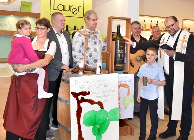 Pfarrer Jerome segnete den Jungwein | Foto: Herbert Schleich