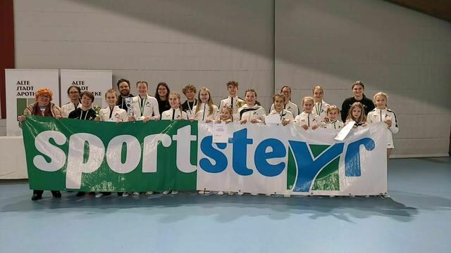 Trampolin Team TV-Steyr mit GR Hieß Rosa. | Foto: TV Steyr