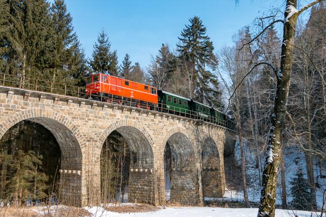 Für den Litschauer Advent (30. November) und den Weitraer Advent (30. November und 1. Dezember) kehrt die Waldviertelbahn aus der Winterpause zurück. Am 24. Dezember verkürzt der Christkindlzug (ab Gmünd bis Weitra) die Zeit bis zur Bescherung.  | Foto: NB/Heussler