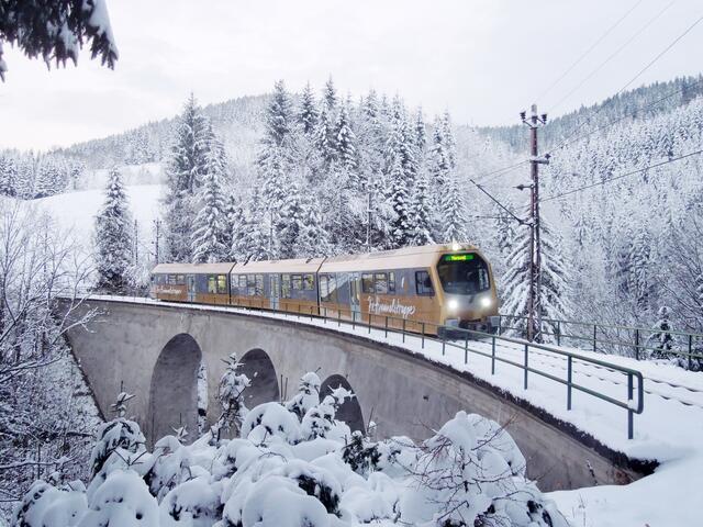 Im Panoramawagen der Himmelstreppe, im Familien-Erlebniszug Ötscherbär und im nostalgischen Dampfzug werden Gäste mit Advent-Köstlichkeiten bewirtet.  | Foto: NB/Heussler