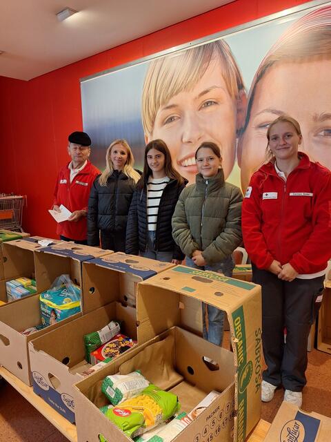 Die Jugendgruppen tragen mit einer beachtlichen Menge an Spenden zur Sammelaktion bei. | Foto: Rotes Kreuz