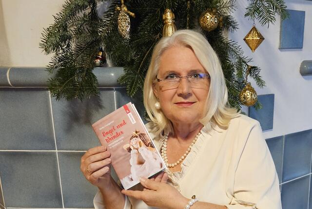 Die oberösterreichische Mundartautorin Monika Krautgartner verzaubert ihre Fans mit einem neuen Weihnachtsbuch. Soeben ist im Trauner Verlag ihr Werk “Engel und Wunder” erschienen. | Foto: Trauner Verlag
