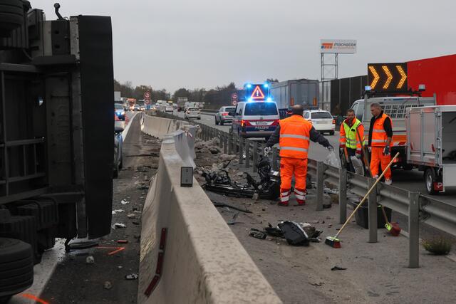 Schwerer Unfall auf der Welser Autobahn in Puchberg: nach der Kollision mit einem Pkw wird ein Sattelschlepper durch die Luft geschleudert und bleibt auf der Seite liegen. | Foto: laumat.at