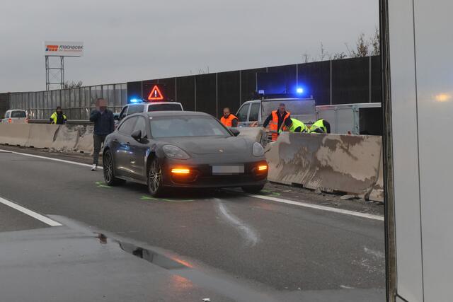 Schwerer Unfall auf der Welser Autobahn in Puchberg: nach der Kollision mit einem Pkw wird ein Sattelschlepper durch die Luft geschleudert und bleibt auf der Seite liegen. | Foto: laumat.at