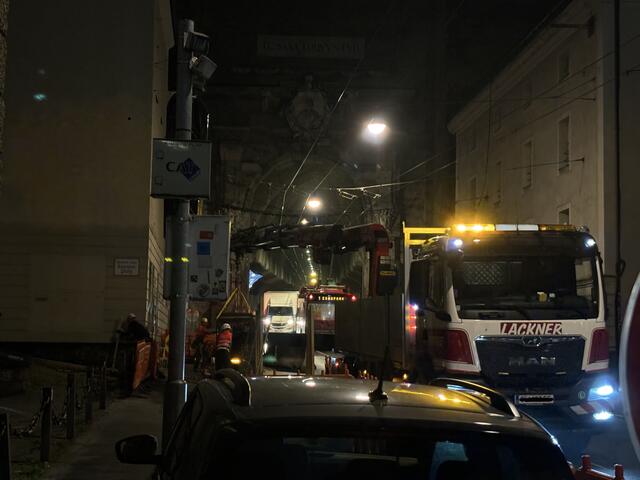 Schweres Gerät fuhr bereits des Öfteren in den frühen Morgenstunden auf, um die notwendigen Umbauarbeiten vorzubereiten. | Foto: Martin Schöndorfer, 2024