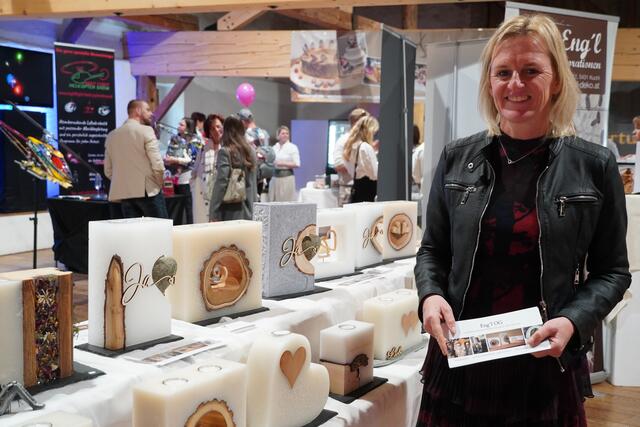 Hochzeitskerzen der besonderen Art konnten bei der Messe bestaunt werden. | Foto: Nicole Hettegger