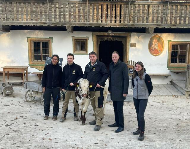 Die Kalbin „Mina“ wird von ihrem bisherigen Zuhause im Tiergarten Schönbrunn abgeholt und tritt ihre Reise zur LFS Hollabrunn an. Am Foto von links nach rechts: Jasmine Scantleburry (Tierpflegerin, LFS Hollabrunn), Fabian Schlager und Gerold Vierbauch vom Tiergarten Schönbrunn, Direktor der LFS Hollabrunn Stefan Amon und Schülerin der 4. Klasse Kleintierhaltung Magdalena Gartner. | Foto: LFS Hollabrunn