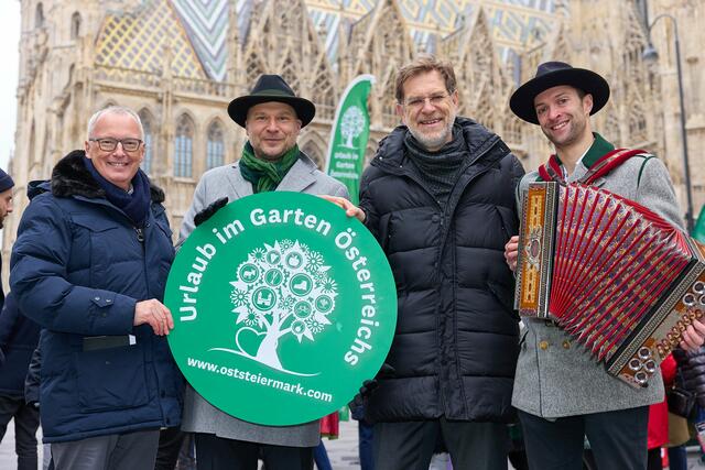 v. l.: Andreas Zakostelsky, Obmann des "Vereins der Steirer in Wien", Stefan Schindler, Geschäftsführer des Tourismusverbands Erlebnisregion Osteiermark und Paul Ehgartner, Vorstandsmitglied des "Vereins der Steirer in Wien" und Murtaler Kirtagsmusiker. | Foto: Verein der Steirer in Wien/Ludwig Schedl