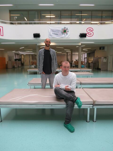 Michael Jorg und Inklusionspädagoge Dominik Alturban sind gerne am ERG Donaustadt, welches den Inklusionspreis gewonnen hat. | Foto: Sabine Krammer