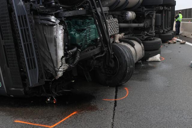 Schwerer Unfall auf der Welser Autobahn in Puchberg: nach der Kollision mit einem Pkw wird ein Sattelschlepper durch die Luft geschleudert und bleibt auf der Seite liegen. | Foto: laumat.at