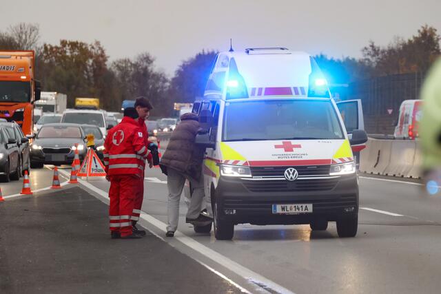 Schwerer Unfall auf der Welser Autobahn in Puchberg: nach der Kollision mit einem Pkw wird ein Sattelschlepper durch die Luft geschleudert und bleibt auf der Seite liegen. | Foto: laumat.at