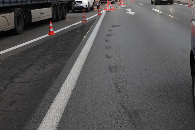 Schwerer Unfall auf der Welser Autobahn in Puchberg: nach der Kollision mit einem Pkw wird ein Sattelschlepper durch die Luft geschleudert und bleibt auf der Seite liegen. | Foto: laumat.at
