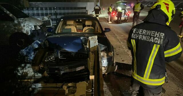 Das Auto wurde durch den Anprall massiv beschädigt. | Foto: FF Mehrnbach