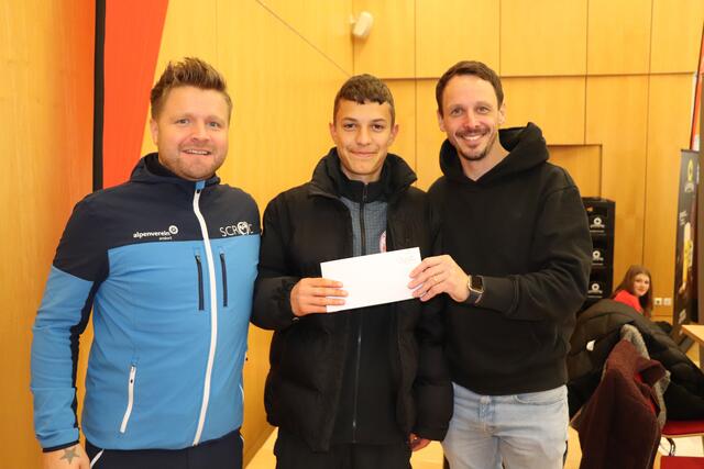 Über den dritten Preis konnte sich Jona Gartner (Mitte) aus Dorf/Pram freuen. | Foto: Ebner, Kunde