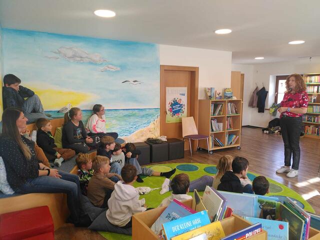 Ulrike Motschiunig beim Vortrag mit den Kindern der VS Lessach