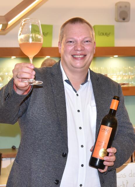 Winzer Laurer präsentiert Orange Wein Traminer 2023 | Foto: Herbert Schleich