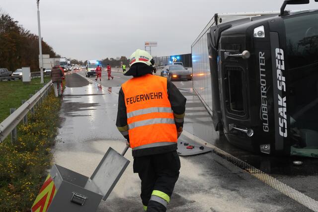Schwerer Unfall auf der Welser Autobahn in Puchberg: nach der Kollision mit einem Pkw wird ein Sattelschlepper durch die Luft geschleudert und bleibt auf der Seite liegen. | Foto: laumat.at