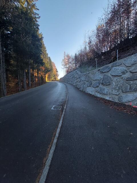Der neue Gehsteig an der Mahdhöhe verbessert die Sicherheit für Fußgänger in Gnadenwald. | Foto: Gemeinde Gnadenwald