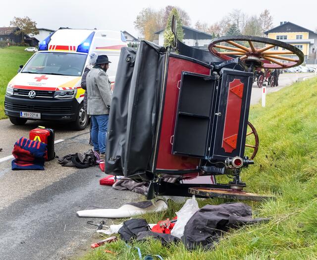 Die Kutsche stürzte um, zwei Personen wurden dabei verletzt. | Foto: Alois Huemer