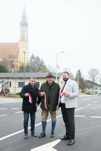 Landtagsabgeordneter David Schiessl, Landesrat Günther Steinkellner und Eggelsbergs Bürgermeister Josef Maislinger bei der Verkehrsfreigabe der B156.  | Foto: Land OÖ/Sternberger