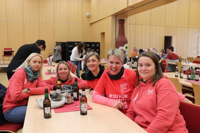 Soziales Engagement ist auch dem "Joana"-Stammtisch aus Dorf an der Pram wichtig.  | Foto: Ebner, Kunde