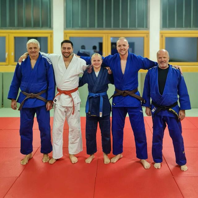 Judo Lungau, mittig die Prüflinge, außen die Trainer Harald Karner, rechts und Peter Müller, links | Foto: Schlick