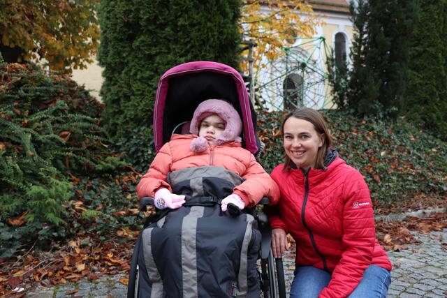 Die 10-jährige Cataleya Walch aus Riedau leidet an einer sehr seltenen und tödlich verlaufenden Stoffwechselkrankheit. Am Bild mit MeinBezirk Schärding Redakteurin Judith Kunde. | Foto: ebner