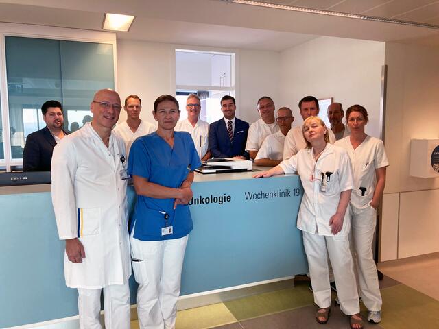 Auf der neuen onkologischen Wochenklinik: Pflegedirektor Christian Pleil, Dr. Peter Mikosch, Marcus Heindl, Oberärztin Dr. Ruza Tikvic, Ärztlicher Direktor Prim. Dr. Ronald Zwrtek,  Kaufmännischer Direktor Florian Trummer, Betriebsratsvorsitzender Franz
Hammer, Stationsleitung DGKP Stefan Neuwirth, Oberarzt Dr. Wolfgang Silber, Oberärztin Dr.
Zyta Dorozinska, Univ. Prof. Dr. Christoph Wiltschke, Pflegerische Bereichsleitung Stephanie Resch-Kirner.
 | Foto: LK Mistelbach-Gänserndorf