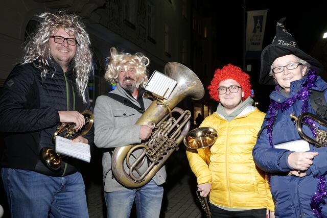 Musikalisches Narrenwecken am Neunkirchner Hauptplatz. | Foto: Santrucek