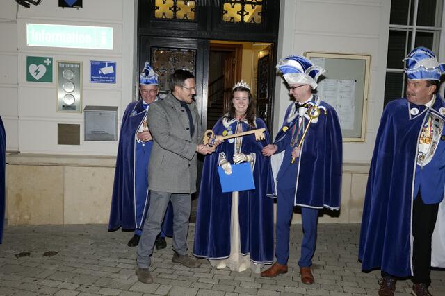 Schlüsselübergabe. | Foto: Santrucek