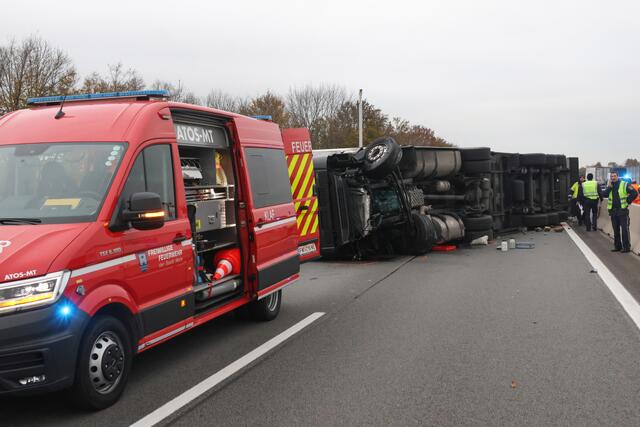 Schwerer Unfall auf der Welser Autobahn in Puchberg: nach der Kollision mit einem Pkw wird ein Sattelschlepper durch die Luft geschleudert und bleibt auf der Seite liegen. | Foto: laumat.at