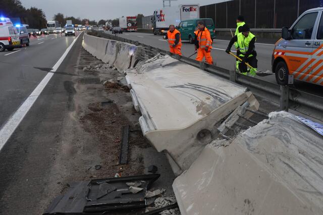 Schwerer Unfall auf der Welser Autobahn in Puchberg: nach der Kollision mit einem Pkw wird ein Sattelschlepper durch die Luft geschleudert und bleibt auf der Seite liegen. | Foto: laumat.at