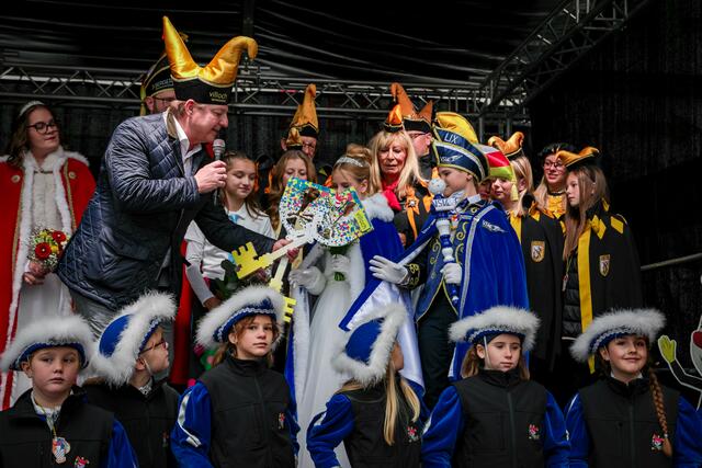 Mit dabei auch Villachs Bürgermeister Günther Albel mit den Schlüsseln für das Kinderprinzenpaar. | Foto: Foto Knaus