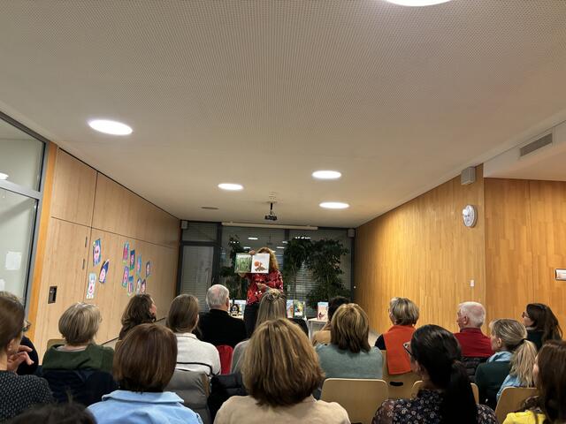 Ulrike Motschiunig beim Abendvortrag zum Thema „Leseförderung mit allen Sinnen“