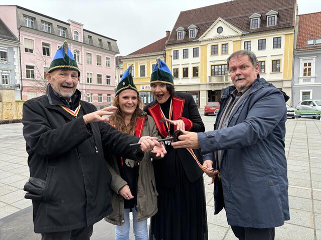 Nach der Schlüsselübergabe präsentierte Katrin Jandl-Winkler bereits einen Vorgeschmack auf die Faschingssitzungen Ende Februar 2025. | Foto: MeinBezirk