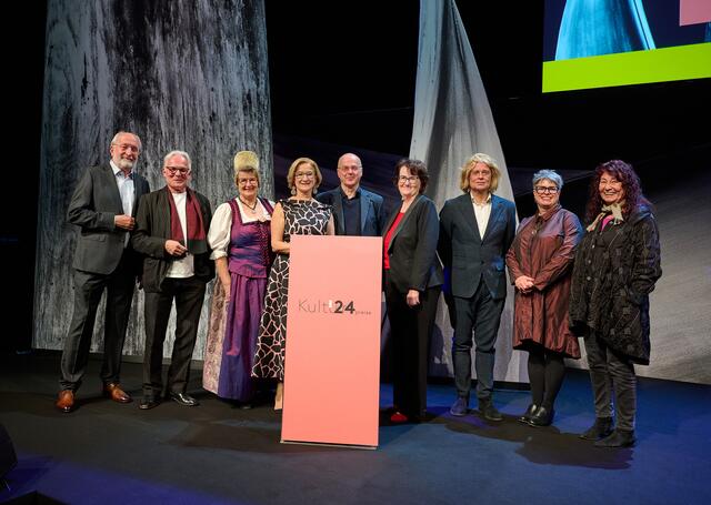 Landeshauptfrau Johann Mikl-Leitner (vierte von links) im Kreis der Würdigungspreisträger und –preisträgerinnen 2024: Erwin Ortner, Othmar Schmiderer, Eva Kiss, Josef Kern, Elisabeth Vavra, Edgar Honetschläger, Franziska Leeb und Margit Schreiner. | Foto: NLK Pfeiffer