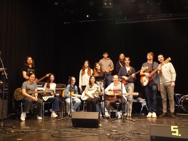 Der Rock-Pop-Workshop lockte zahlreich Musik-Interessierte in die KUGA, um als Band zu musizieren!