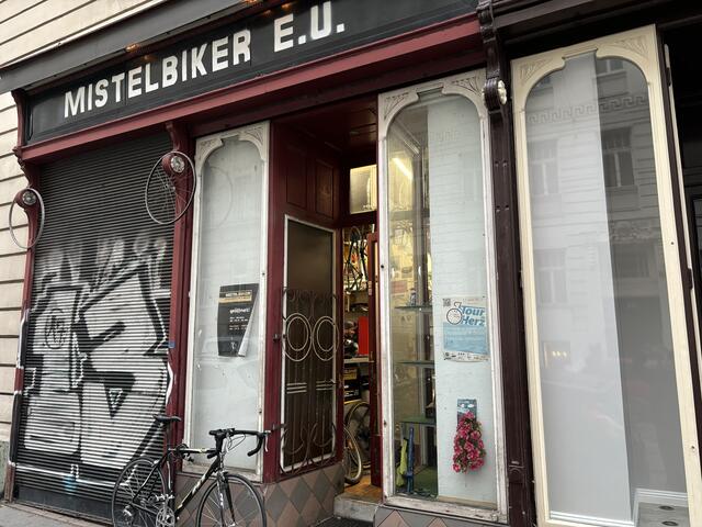 Vor dem Mistelbiker stehen auch oft Räder vor der Tür, wenn es drinnen Mal wieder voller wird. | Foto: Nieschalk/MeinBezirk