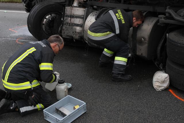Schwerer Unfall auf der Welser Autobahn in Puchberg: nach der Kollision mit einem Pkw wird ein Sattelschlepper durch die Luft geschleudert und bleibt auf der Seite liegen. | Foto: laumat.at