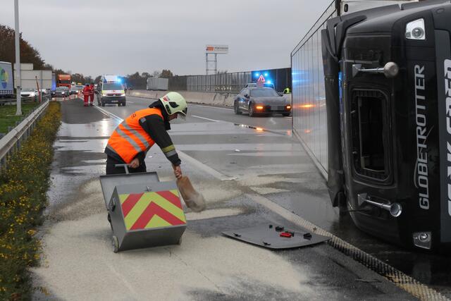 Schwerer Unfall auf der Welser Autobahn in Puchberg: nach der Kollision mit einem Pkw wird ein Sattelschlepper durch die Luft geschleudert und bleibt auf der Seite liegen. | Foto: laumat.at