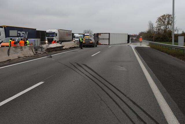 Schwerer Unfall auf der Welser Autobahn in Puchberg: nach der Kollision mit einem Pkw wird ein Sattelschlepper durch die Luft geschleudert und bleibt auf der Seite liegen. | Foto: laumat.at