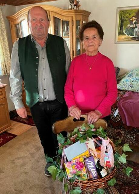 Vize-Bürgermeister Engelbert Priewasser und Elfriede Ranftl. | Foto: Gemeinde Roßbach