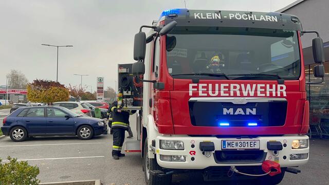 Feuerwehr Klein Pöchlarn bei der Rettung eines Kindes aus einem versperrten Fahrzeug. | Foto: DOKU NÖ