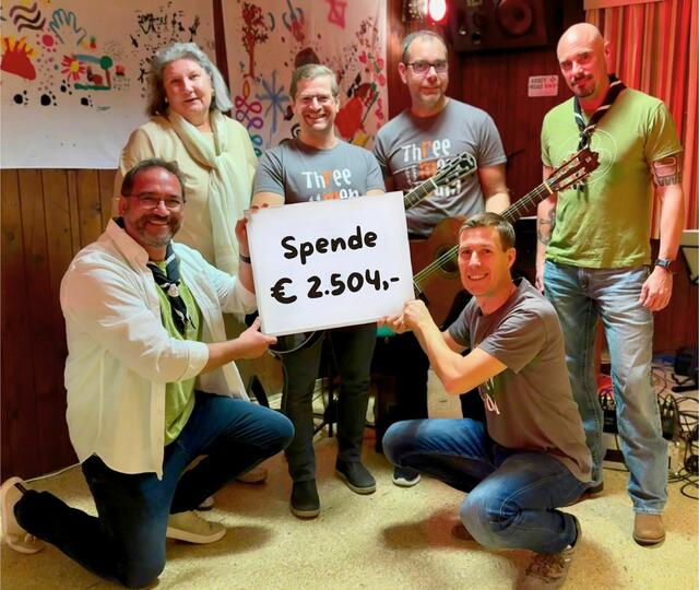 Thomas Jappel (Gilde Pfadfinder Karlstetten), Irene Riedl (Obfrau Pfadfinder Karlstetten), Jürgen Nagl (Musiker 3MenJam), Roland Wögrath (Musiker 3MenJam), Michael Beitl (Gilde Pfadfinder Karlstetten &amp; Musiker 3MenJam) und Rainer Brantner (Gilde Pfadfinder Karlstetten). | Foto: Jappel