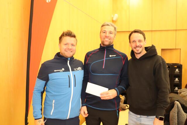 Holte sich den Hauptgewinn: Stefan Mairhuber (Mitte) aus Natternbach mit dem Obmann von Engal gibt's wiakle Gerald Bischof (l.) und MeinBezirk Schärding-Geschäftsstellenleiter Andreas Osterkorn. | Foto: Ebner, Kunde