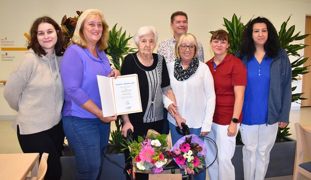 Die Gratulanten mit der Jubilarin (v.l.): Gemeindebedienstete Julia Baron, Gemeinderätin Adelheid Muhm, Leopoldine Scheffl, Kaufmännischer Direktor Christian Seidl, Stv. Kaufmännische Direktorin Sabine Patoczka, Managerin Ehrenamt und Alltagsbegleitung Julia Zeller sowie Pflege- und Betreuungsmanagerin Milana Maljenovic. | Foto: PBZ Korneuburg
