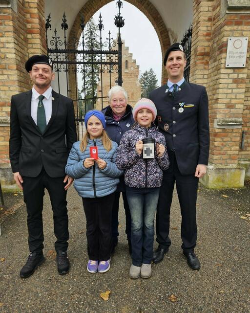 Andreas Dujmovits, Rita Rockenbauer, Ilse Himmelmeier, Pola Rockenbauer, Alexander Rockenbauer vor dem Hollabrunner Friedhof. | Foto: Kameradschaftsbund Hollabrunn/Alexander Rockenbauer
