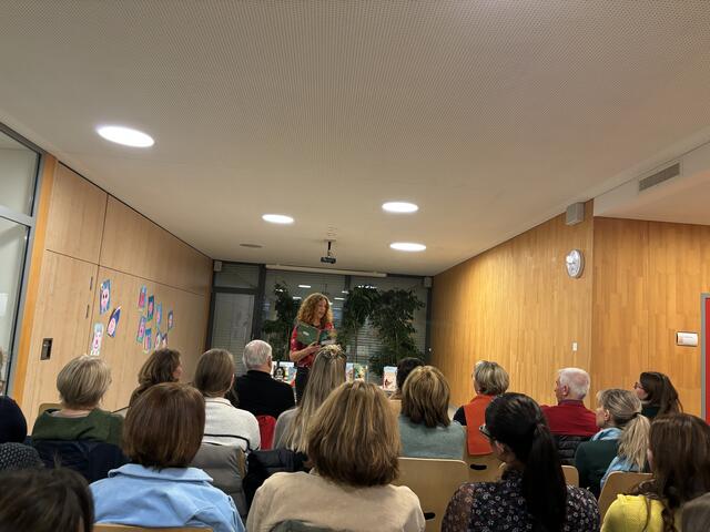 Ulrike Motschiunig beim Abendvortrag zum Thema „Leseförderung mit allen Sinnen“