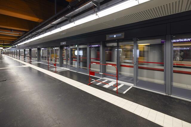 Endlich sind die nötigen Arbeiten für die vollautomatischen Bahnsteigtüren beendet. Jetzt beginnt der Probebetrieb. | Foto: Simon Woehrer/Wiener Linien