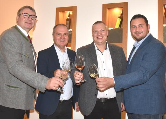 Weinbaupräsident Reinhard Zöchmann, NÖ Weinmarketing Klaus Goldmann, Winzer Markus Laurer und Bürgermeister Markus Baier
 | Foto: Herbert Schleich